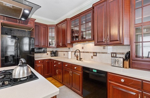 East Avenue House | Stately Park Ave. Century Home - Sleeps 6!