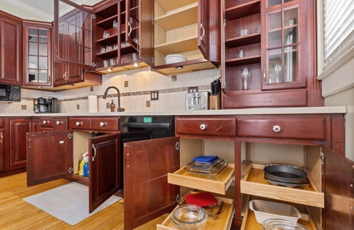 East Avenue House | Stately Park Ave. Century Home - Sleeps 6!