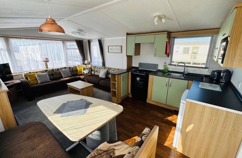 Mablethorpe Cabin | StaticHomeSleeps6-Lakeview-PetsOK-Balcony-Parking