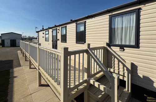 Mablethorpe Cabin | StaticHomeSleeps6-Lakeview-PetsOK-Balcony-Parking
