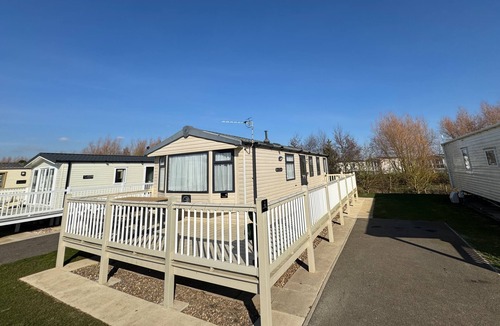 Mablethorpe Cabin | StaticHomeSleeps6-Lakeview-PetsOK-Balcony-Parking