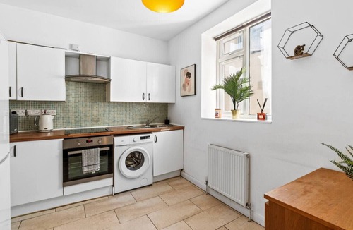 Montpelier Apartment | Station 10 Beds | Contractor | Central | Sleeps 12