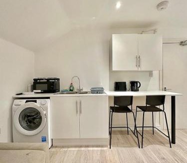 Earlsfield Apartment | Station-side top-floor studio