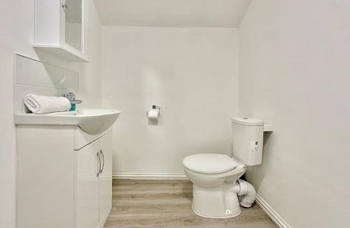 Earlsfield Apartment | Station-side top-floor studio