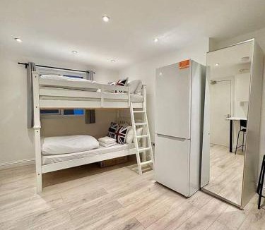 Earlsfield Apartment | Station-side top-floor studio