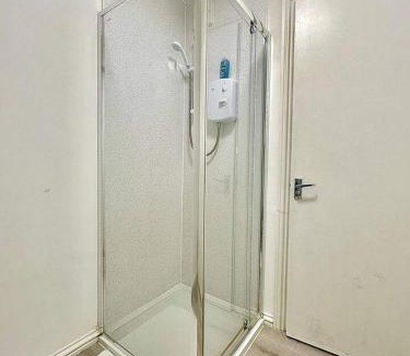 Earlsfield Apartment | Station-side top-floor studio