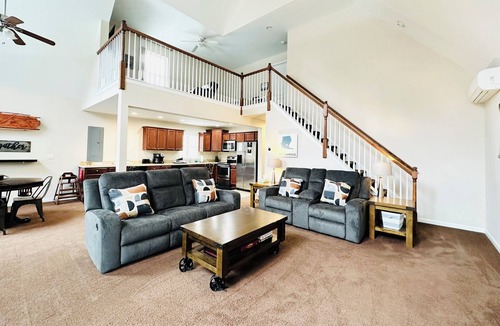 Albrightsville Cabin | Stay 3+ Nights-Get 1 Free, Poconos, Hot Tub, Sauna, Basketball, Playground, Lake