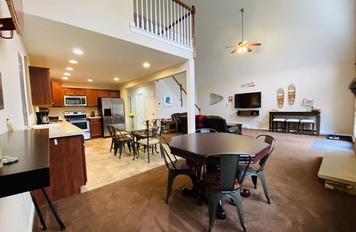 Albrightsville Cabin | Stay 3+ Nights-Get 1 Free, Poconos, Hot Tub, Sauna, Basketball, Playground, Lake