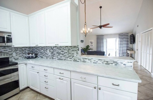 Scenic Gulf Drive Condo | Stay a While - 3 min walk to private beach access!nn