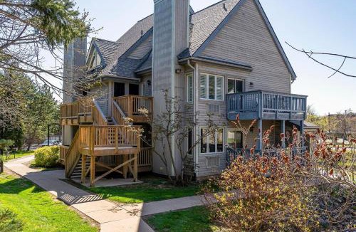 Craigleith Apartment | Stay A While Ski-In-Out Hot Tub & Shuttle