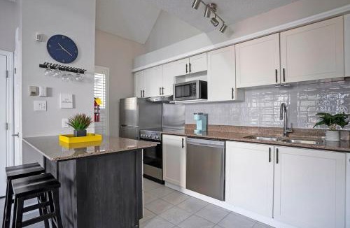 Craigleith Apartment | Stay A While Ski-In-Out Hot Tub & Shuttle