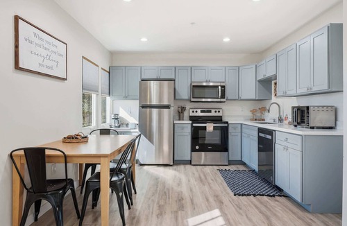 Del Mar Apartment | Stay A While Suite | 1BR Near McGee Beach & Downtown