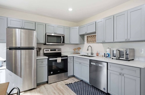 Del Mar Apartment | Stay A While Suite | 1BR Near McGee Beach & Downtown