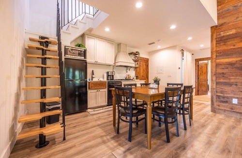 Waco House | Stay Above a Chocolate Factory | Spacious Suite for 6 Walk to Café