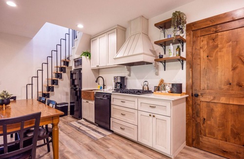 Waco House | Stay Above a Chocolate Factory | Spacious Suite for 6 Walk to Café