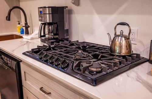 Waco House | Stay Above a Chocolate Factory | Spacious Suite for 6 Walk to Café