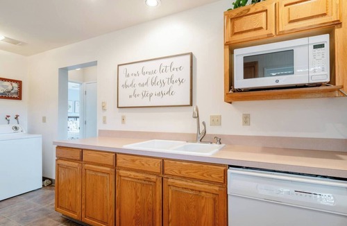 McMinnville Cottage | Stay at Harry's Cottage, a peaceful 2 bedroom 1 bath at Gahr Farm Nature Reserve