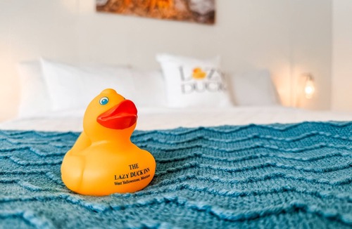 West Yellowstone Hotel | Stay at Lazy Duck Inn #20 Double Queens, just 1 minute to Yellowstone!