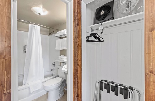West Yellowstone Hotel | Stay at Lazy Duck Inn #20 Double Queens, just 1 minute to Yellowstone!