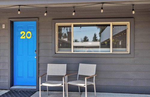 West Yellowstone Hotel | Stay at Lazy Duck Inn #20 Double Queens, just 1 minute to Yellowstone!
