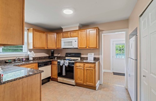 Wayne Apartment | Stay At Our Tasteful, Private, & Elegant Abode