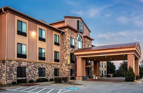 Mineral Wells Hotel | Stay at Red Lion Inn, 2 Queen Beds w/Pool, Free Breakfast, Wifi, and Parking!