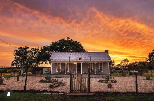 Llano House | Stay at the 1905 TX Farmhouse Cowboy Pool+Fire Pit