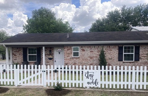 Willis House | Stay Awhile. Best extended stay. House with a king suite and fenced yard.