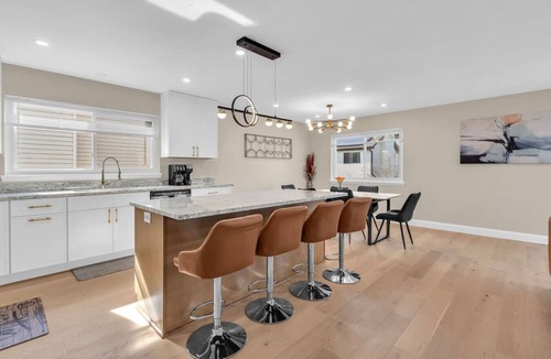 Streamwood House | Stay Awhile! Spacious Home w/All You Need