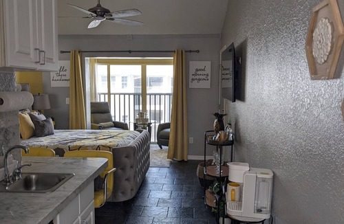 Lutz Condo | Stay Bare and Bright at Pineapple Paradise