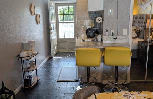 Lutz Condo | Stay Bare and Bright at Pineapple Paradise