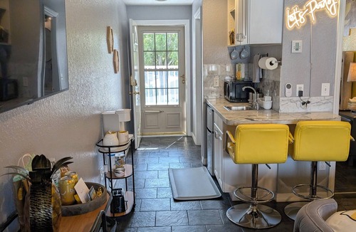 Lutz Condo | Stay Bare and Bright at Pineapple Paradise