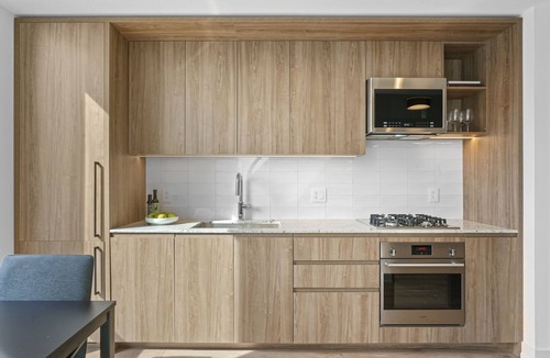 Killgubbin Apartment | Stay Chic in Chicago: River North Suites w/Luxe Amenities & Prime Location!