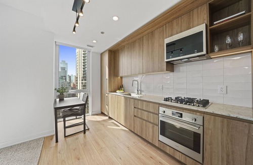 Killgubbin Apartment | Stay Chic in Chicago: River North Suites w/Luxe Amenities & Prime Location!