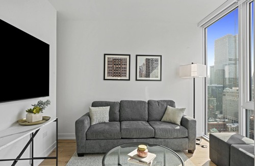 Killgubbin Apartment | Stay Chic in Chicago: River North Suites w/Luxe Amenities & Prime Location!
