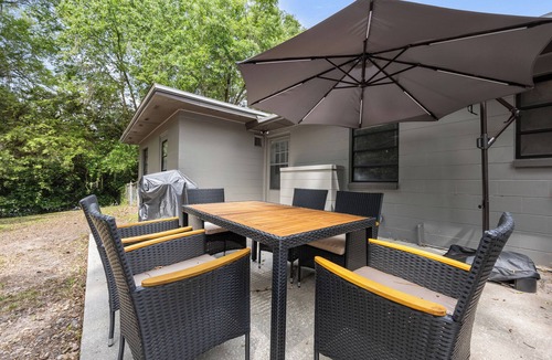 Gainesville House | Stay Classy: Spacious 3BR with Firepit and Arcade Near UF