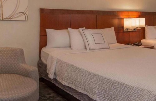 Rosslyn Hotel | Stay Close to Old Town Waterfront! 4 Paws-friendly Units w/Parking