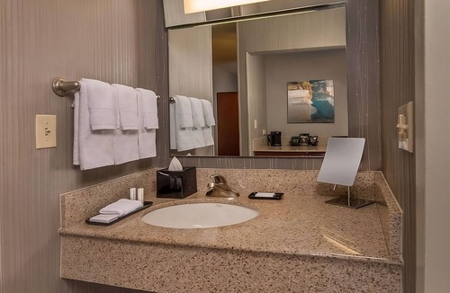 Rosslyn Hotel | Stay Close to Old Town Waterfront! 4 Paws-friendly Units w/Parking
