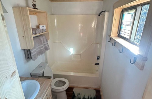 Bruno Cabin | Stay comfortable for 6 in the beauty of the Ozarks and the heart of adventures