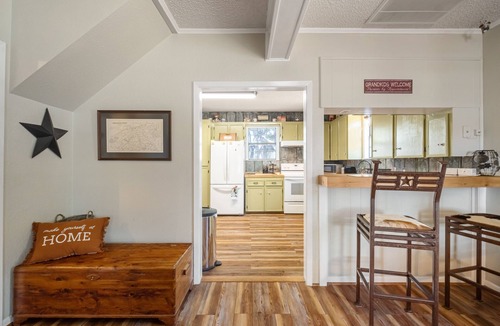 Carmine Cottage | Stay Eat Shop & Antiques. 10 min to Roundtop 5 min to La Bahia & local Wineries.