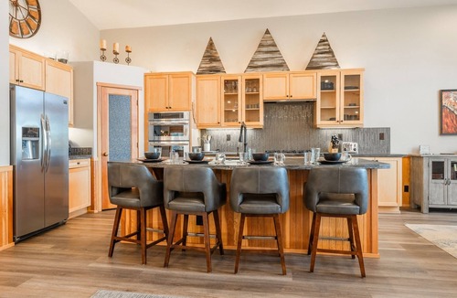 Mammoth Lakes House | Stay for Ski! Fantastic Mountain Townhome! Shared Hot Tub! Pool Table! Views!