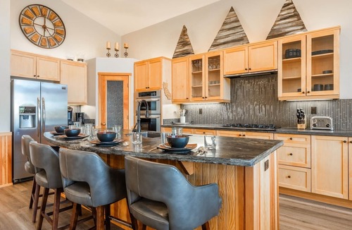 Mammoth Lakes House | Stay for Ski! Fantastic Mountain Townhome! Shared Hot Tub! Pool Table! Views!