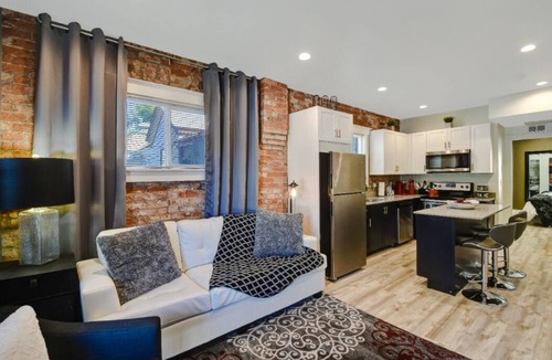 Central City Apartment | ✨Stay Here✨5 Minutes Downtown✨Comfy Foam Beds✨W&D✨