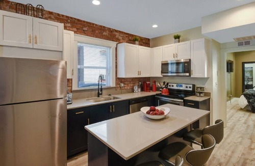 Central City Apartment | ✨Stay Here✨5 Minutes Downtown✨Comfy Foam Beds✨W&D✨