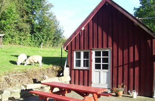 Vejstrup Cottage | Stay idyllically at the old watermill and lake.