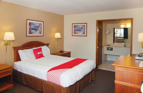 Guymon Hotel | Stay in 2 Comfortable Rooms – Perfect for Couples & Sightseeing!