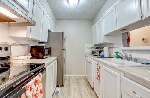 South Tulsa Condo | Stay in a classically designed apt near ORU, exercise trails, and restaurants!