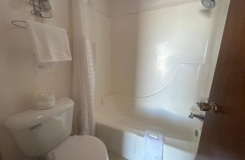 Broken Bow Hotel | Stay in a Relaxed, Inviting Room Within Walking Distance of Sylvester’s Cafe