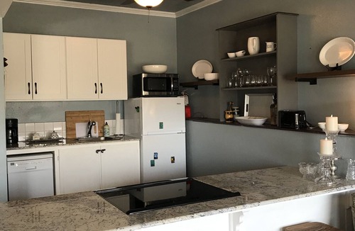 Frankston House | Stay in an old Historic Building in Downtown Frankston Square