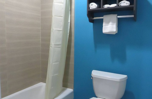 Willowbrook House | Stay in Contemporary Room w/ Homelike Amenities